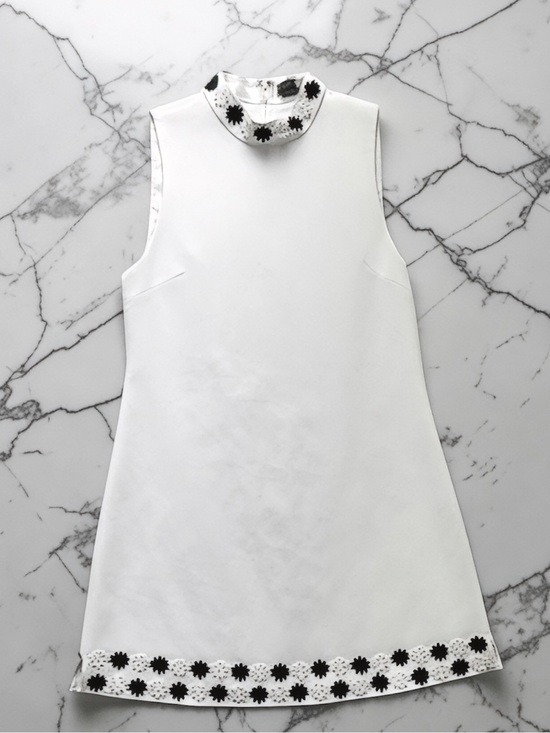 Alice + Olivia Dresses & Skirts - Alice + Olivia Classics White Sleeveless Shift with 3-D Flower Trim Size 6